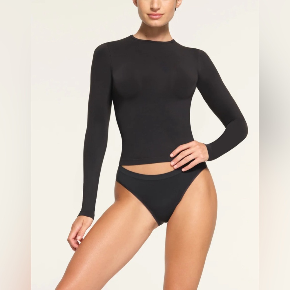 Skims SOFT SMOOTHING SEAMLESS LONG SLEEVE T-SHIRT